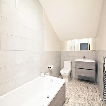 شقة The Loft Apartment, 8 Granville Road *